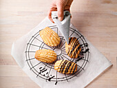 Geschmolzene Schokolade mit einer Spritztüte als Linien auftragen