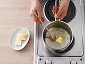 Butter in einem Topf bei schwacher Hitze schmelzen