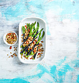 Grüner Spargel im Norimantel mit knusprigen Kernen