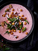 Radieschen-Minz-Suppe mit Backerbsen und Zimt-Croûtons