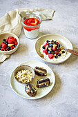 Protein-rich snacks with berries, nuts, skyr, cottage cheese and dates