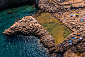 Luftaufnahme von Grottone und natürlichem Pool in Polignano a Mare, Apulien, Italien