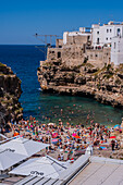 Überfüllter Strand Lama Monachile in Polignano a Mare, Apulien, Italien