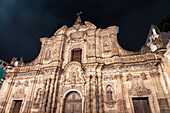 Die Fassade der Kirche der Campañia de Jesus oder Gesellschaft Jesu in Quito, Ecuador, bei Nacht.