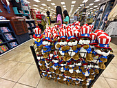 Patriotische Buc-ee's-Artikel zum Verkauf in einem Buc-ee's Travel Center Convenience Store in Denton, Texas.