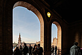 Die Besucher versammeln sich auf einem Balkon und bewundern die Renaissance-Architektur der Plaza de España im warmen Licht des späten Nachmittags.