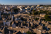 Luftaufnahme des zum UNESCO-Weltkulturerbe gehörenden Trulli-Viertels Rione Monti in Alberobello, Apulien, Italien