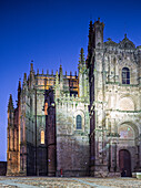 Bestaunen Sie die kunstvolle Gotik-Renaissance-Architektur der Neuen Kathedrale von Plasencia, die bei Einbruch der Dämmerung ihre ganze Schönheit entfaltet.