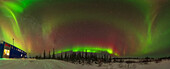 Ein 210º-Panorama über den Norden während einer nächtlichen Nordlichtshow, vom Churchill Northern Studies Centre in Churchill, Manitoba, am 22. Februar 2025. Der Große Wagen ist rechts von der Mitte, etwas verzerrt durch die Panoramaprojektion. Der Polarstern ist oben links. Kassiopeia befindet sich ganz links und Löwe ganz rechts.