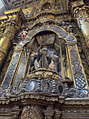 Ein verziertes Altarbild in einer Seitenkapelle der Kirche San Francisco im historischen Zentrum von Quito, Ecuador.