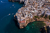 Luftaufnahme der Skyline von Polignano a Mare und des Strandes Lama Monachile, Apulien, Italien