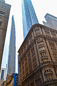 Blick von unten auf Wolkenkratzer, darunter der Steinway Tower, New York City