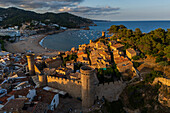Luftaufnahme der Festungsmauern der ikonischen Burg aus dem 12. Jahrhundert und des Strandes, Tossa de Mar, Girona, Spanien