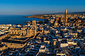 Luftaufnahme der Altstadt von Monopoli bei Sonnenuntergang, Monopoli, Italien
