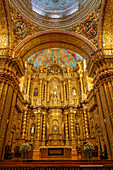 Der Altarraum und das Hauptaltarbild in der Kirche der Gesellschaft Jesu in Quito, Ecuador.