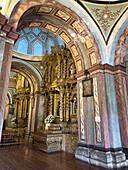 Aufwendige Altarbilder in Seitenkapellen der Kirche El Sagrario in Quito, Ecuador.