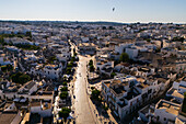 Luftaufnahme des zum UNESCO-Weltkulturerbe gehörenden Trulli-Viertels Rione Monti in Alberobello, Apulien, Italien