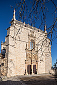 Besichtigen Sie die spätgotische und platereske Fassade der Kathedrale der Mariä Himmelfahrt in Coria, die im späten 15.