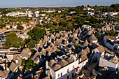 Luftaufnahme des zum UNESCO-Weltkulturerbe gehörenden Trulli-Viertels Rione Monti in Alberobello, Apulien, Italien