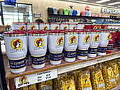 Buc-ee's-Mottoartikel zum Verkauf in einem Buc-ee's Travel Center Convenience Store in Denton, Texas.