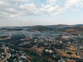 Luftaufnahme einer schönen Stadtlandschaft mit alten Gebäuden, eingebettet in Hügeln und Tälern unter einem bewölkten Himmel, Piazza, Amhara, Äthiopien.