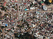 Luftaufnahme einer lebhaften und geschäftigen Stadtlandschaft mit dichten Gebäuden und Straßen, Piazza, Gondar, Amhara, Äthiopien.