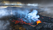 Luftaufnahme des kleinen Widdervulkans mit vulkanischem Rauch und Lava, Grindavik, Region Südliche Halbinsel, Island.