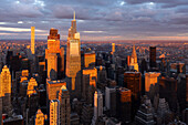 Luftaufnahme von Midtown Manhattan Wolkenkratzer in warmen Licht des Sonnenuntergangs einschließlich einer Vanderbilt und JP Morgan Chase Gebäude, New York City, New York, Vereinigte Staaten.