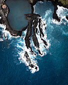 Luftaufnahme der schönen felsigen Küste mit krachenden Wellen und azurblauem Meer, Seixal, Madeira, Portugal.