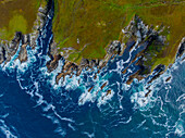 Luftaufnahme der zerklüfteten Klippen und der tosenden Wellen entlang der malerischen Küste, Dumha Eige, Grafschaft Mayo, Irland.