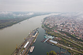 Luftaufnahme der Donau und des Hafens von Ruse mit Industrie-Skyline und Schiffscontainern, Ruse, Ruse, Bulgarien.