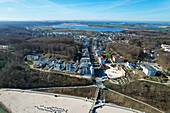 Luftaufnahme der Seebrücke Sellin, die sich inmitten von Sandstränden und Gebäuden in das türkisfarbene Meer erstreckt, Sellin, Mecklenburg-Vorpommern, Deutschland.