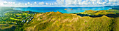 Luftaufnahme von üppig grünen Hügeln und einer ruhigen Meeresküste unter klarem Himmel, Kailua, Hawaii, Vereinigte Staaten.