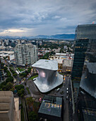 Luftaufnahme des Soumaya-Museums und moderner Wolkenkratzer in einer belebten Stadtlandschaft, Miguel Hidalgo, Mexiko-Stadt, Mexiko.