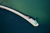 Luftaufnahme eines malerischen Küstenhafens mit Leuchtturm und Seebrücke, Alt Travemünde - Ronnau, Schleswig-Holstein, Deutschland.