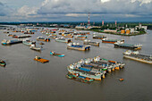 Luftaufnahme der Shah-Amanat-Brücke über den Karnafully-Fluss mit Schiffen und einer Industrie-Skyline, Sikalbaha, Chattogram, Bangladesch.