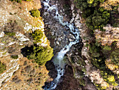 Luftaufnahme eines Wasserfalls in einer Dickichtlandschaft, Golanhöhen, Israel.