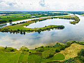 Luftaufnahme des Erholungsgebiets Gravenbol am Fluss Nederrijn, Wijk bij Duurstede, Utrecht, Niederlande.
