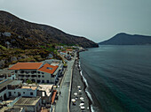 Luftaufnahme der kleinen Stadt Acquacalda auf der Insel Lipari, Archipel der Äolischen Inseln, Sizilien, Italien.