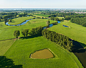 Luftaufnahme des sich schlängelnden Flusses Roer mit Wiesen und Teichen vor der Stadt Roermond, Lerop, Limburg, Niederlande.