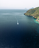 Luftaufnahme von Booten, die entlang der Küste segeln, Santa Marina Salina, Insel Salina, Archipel der Äolischen Inseln, Sizilien, Italien.