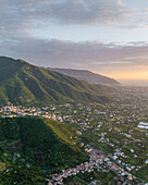 Luftaufnahme eines üppigen Bergdorfs mit Sonnenuntergang und Rauch, Kampanien, Italien.