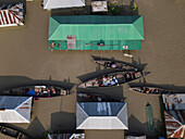 Luftaufnahme des Hochwassers, das Häuser und Boote in einer kleinen Stadt in Jatrapur, Bangladesch, überflutet.