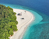 Luftaufnahme einer Insel mit weißem Sandstrand, der auf den türkisfarbenen Ozean trifft, üppige grüne Vegetation, Kamadhoo, Baa Atoll, Malediven.