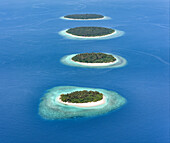 Luftaufnahme von smaragdgrünen Inseln mit weißem Sand, der sich schimmernd vom azurblauen Meer abhebt, ein tropischer Wandteppich entfaltet sich von oben, Kendhoo, Baa Atoll, Malediven.
