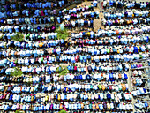 Kaduna, Nigeria - 06. Dezember 2025: Luftaufnahme einer Vielzahl von Menschen, die sich zum Gebet versammelt haben, wobei ihre farbenfrohen Gewänder von oben ein buntes Mosaik ergeben.