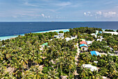 Luftaufnahme von smaragdgrünen Palmen am Rande weißer Sandstrände im Kontrast zum tiefblauen Ozean, Maalhos, Baa Atoll, Malediven.