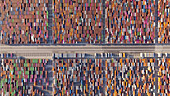 Long Beach, Vereinigte Staaten - 07. April 2025: Luftaufnahme einer riesigen Leinwand aus gestapelten Schiffscontainern, deren leuchtende Farbtöne im Kontrast zu den strengen Linien der Eisenbahn stehen.