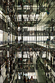 New York, Vereinigte Staaten - 06. Juni 2024: Blick auf die geschäftigen Menschenmassen, die sich unendlich in den verspiegelten Oberflächen der Halle des Summit One Vanderbilt spiegeln und so ein surreales, immersives Erlebnis schaffen.