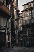 Porto, Portugal - 17. Juni 2022: Blick auf enge, verwitterte Straßen, die von hohen Gebäuden gesäumt sind, deren Fassaden ein Flickenteppich aus gealtertem Holz und Stein sind und auf eine reiche, geschichtsträchtige Vergangenheit hindeuten.